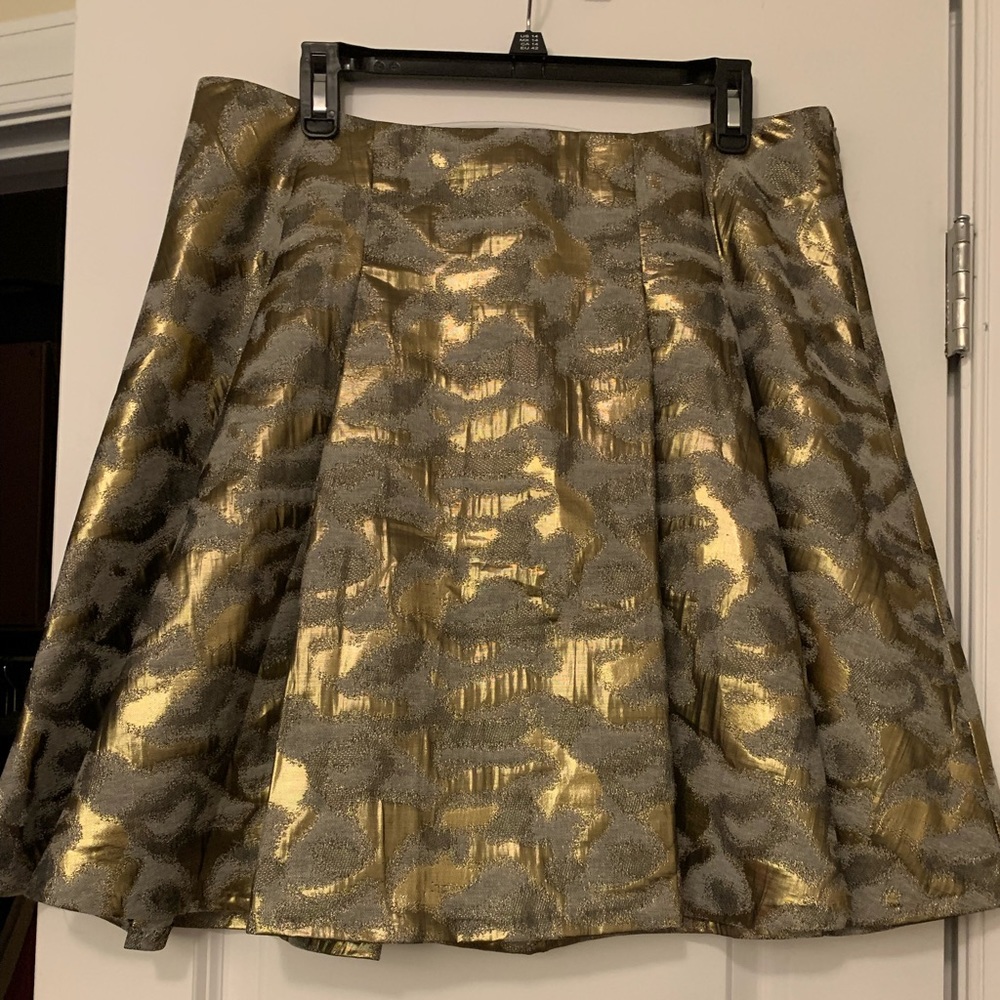 Limited skirt- in size L- gold detail - never worn